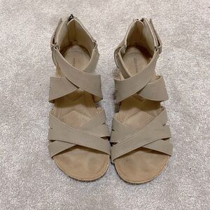 Size 8 Adrienne Vittadini wedge sandals